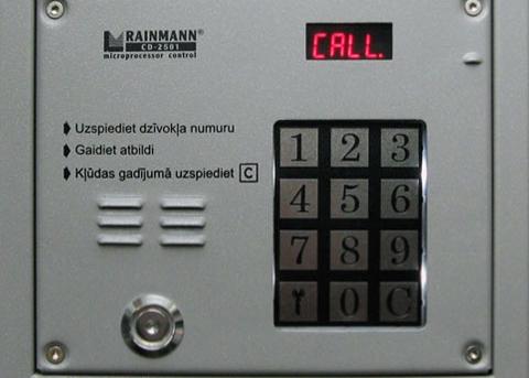 Rainmann CD-2000 и AO-3000. Для того, чтобы открыть 2000-ю модель, надо нажать на «ключ», затем ввести код «987654». После этого домофон пискнет и надо ввести цифры «123456». Если инженерное меню доступно — на экране появится значок «P». Теперь, чтобы разблокировать и открыть дверь — надо нажать на цифру 8 
