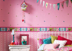 В детской комнате для девочек наиболее часто используются обои розового цвета