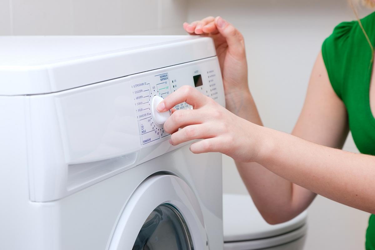 Некоторые современные стиральные машины оснащены специальными приборами, с помощью которых можно определить поломку, применяя смартфон 