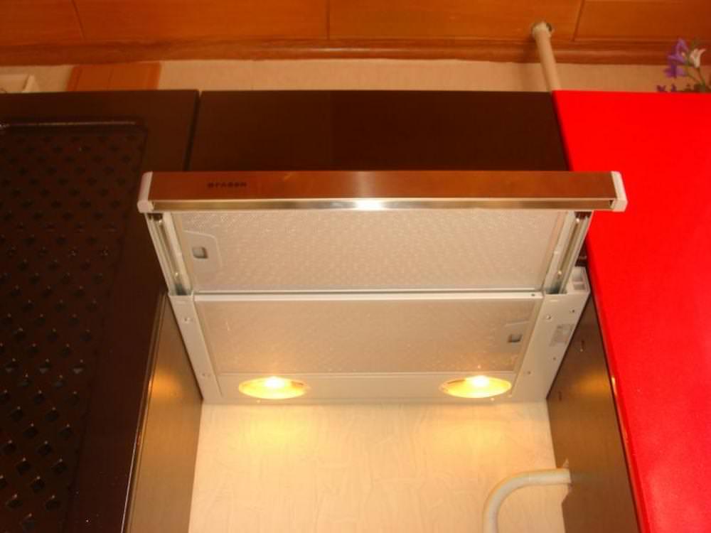 Вытяжки с выдвижной панелью полностью прячутся в шкаф и при задвинутой панели совсем не заметны на кухне