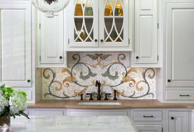 Узорное мозаичное панно в оформлении кухонного фартука 