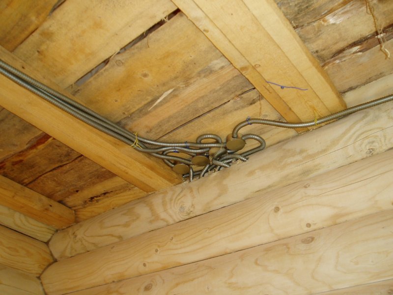 как проложить кабель в деревянном доме