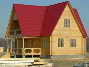 Красная крыша дома