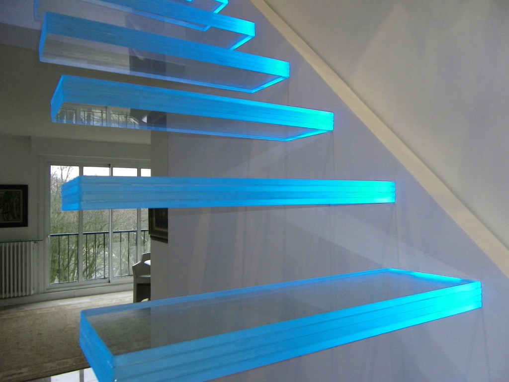 стеклянная лестница с подстветкой