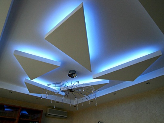 Короб с контурной подсветкой может быть расположен как по периметру помещения, так и быть в виде декоративных элементов на потолке. Конструкция короба в обеих случаях одинакова.