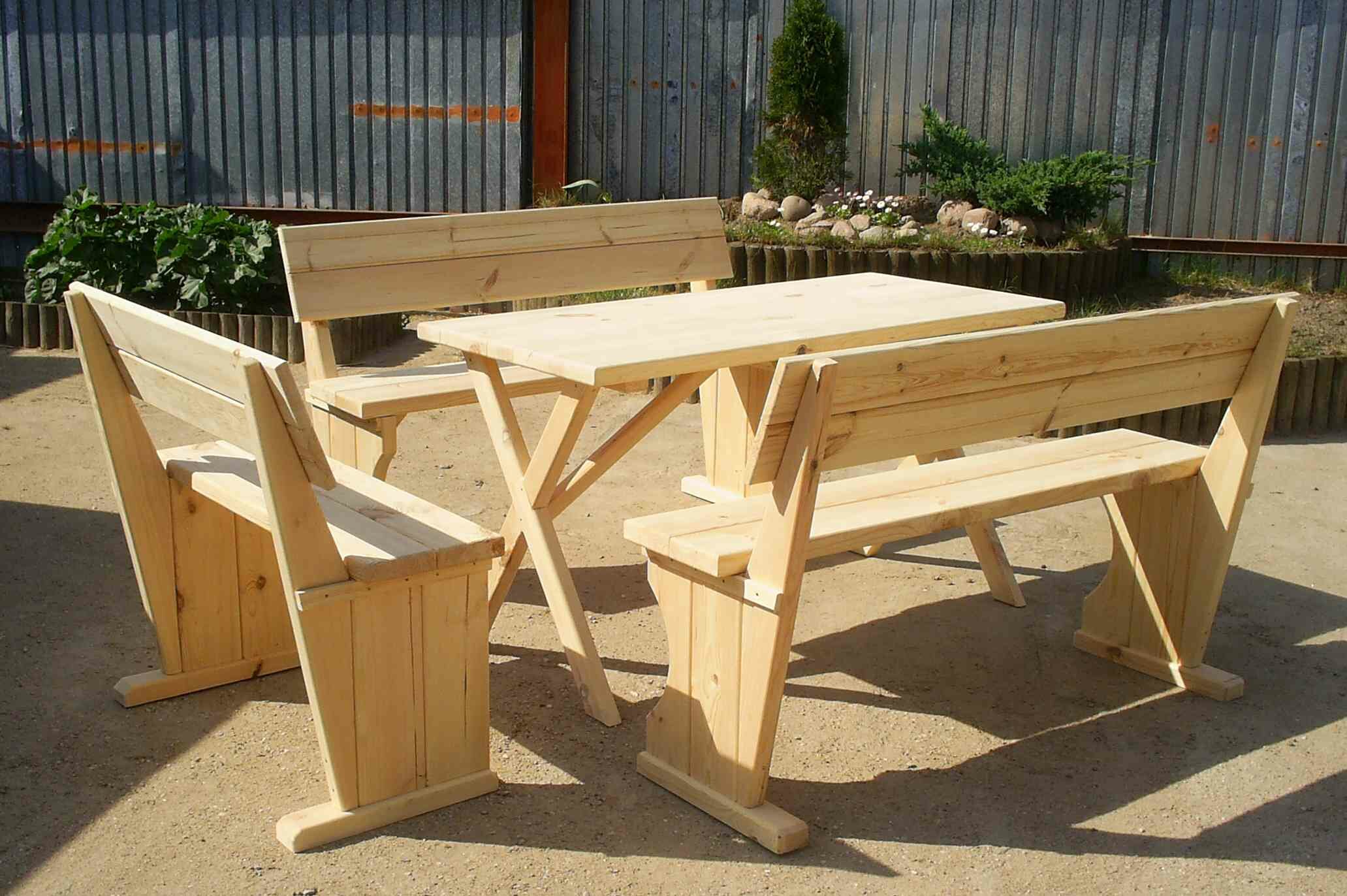 Садовая мебель может быть изготовлена из различных пород дерева