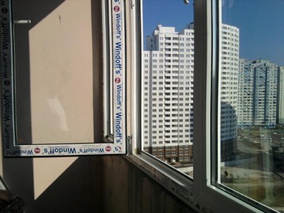 На фото испытание пластикового окна, freemarket.kiev.ua