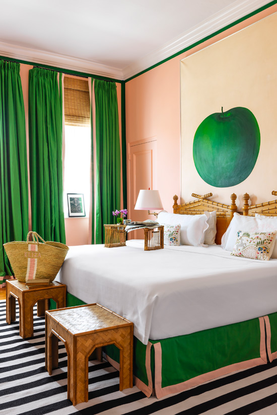 Сочетание персикового цвета с зелёным в интерьере спальни