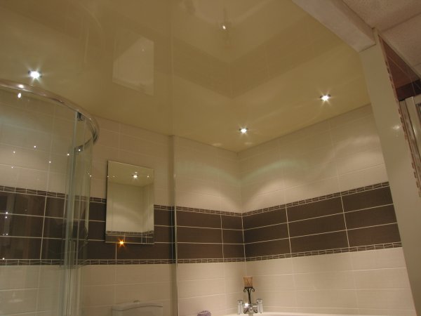 косметический ремонт ванной комнаты потолок