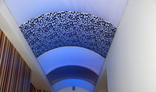арочный натяжной потолок