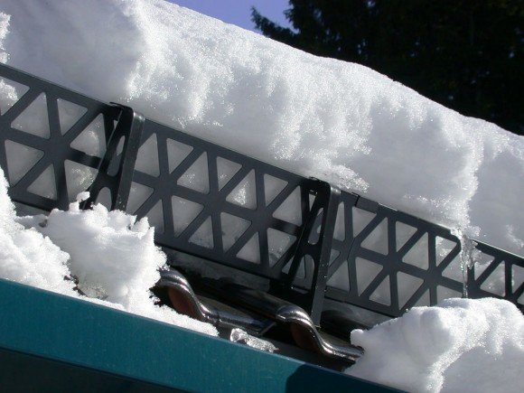 Решётчатый снегозадержатель удерживает снег на крыше