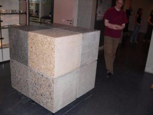 Большой куб из бетона