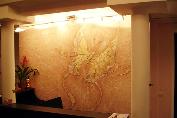 Бабочка из декоративной штукатурки на стене