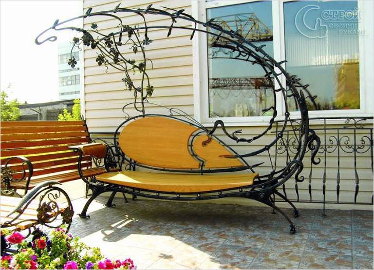Деревянная скамейка с художественной ковкой