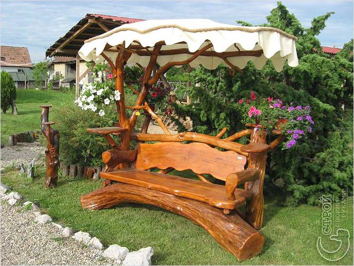 Красивая деревянная скамейка с навесом