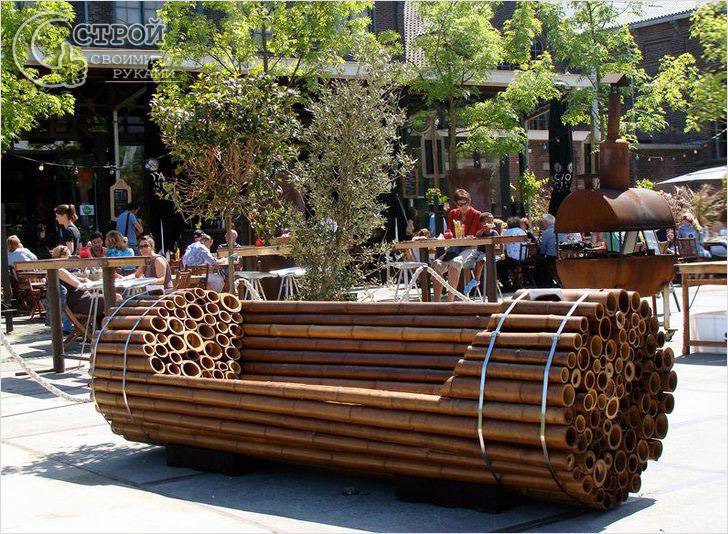 Скамейка из бамбуковых стволов