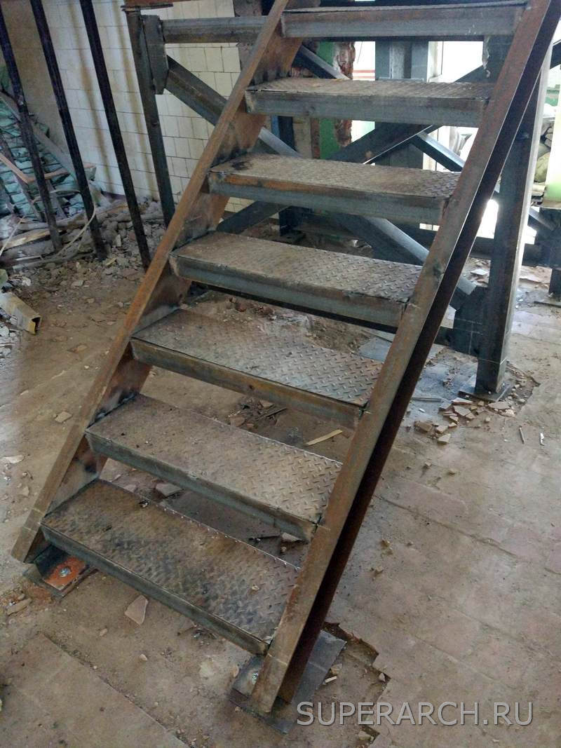 Как сделать лестницу на второй этаж из металла