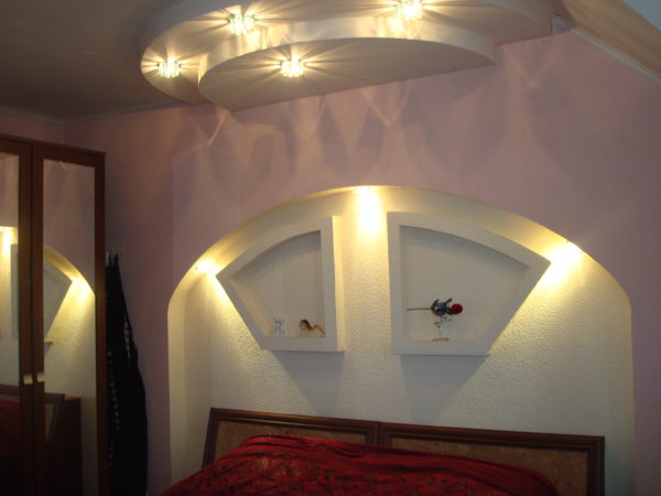 арка в спальне над кроватью