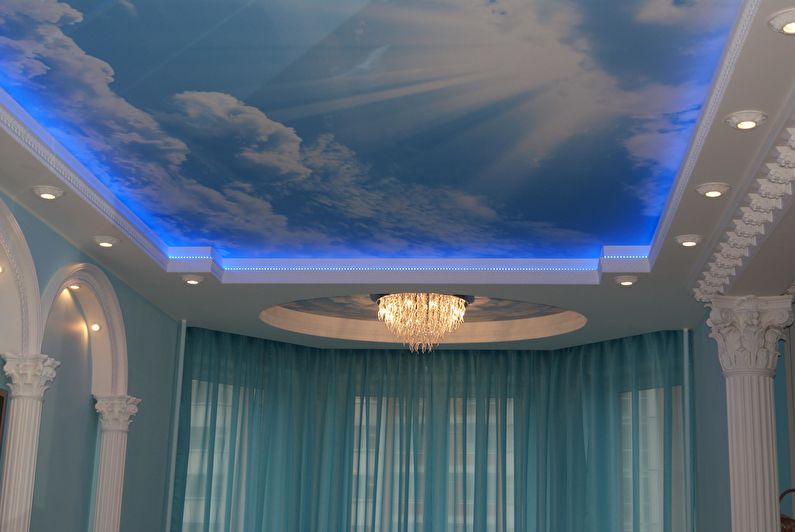 Двухуровневый натяжной потолок с подсветкой - точечные светильники