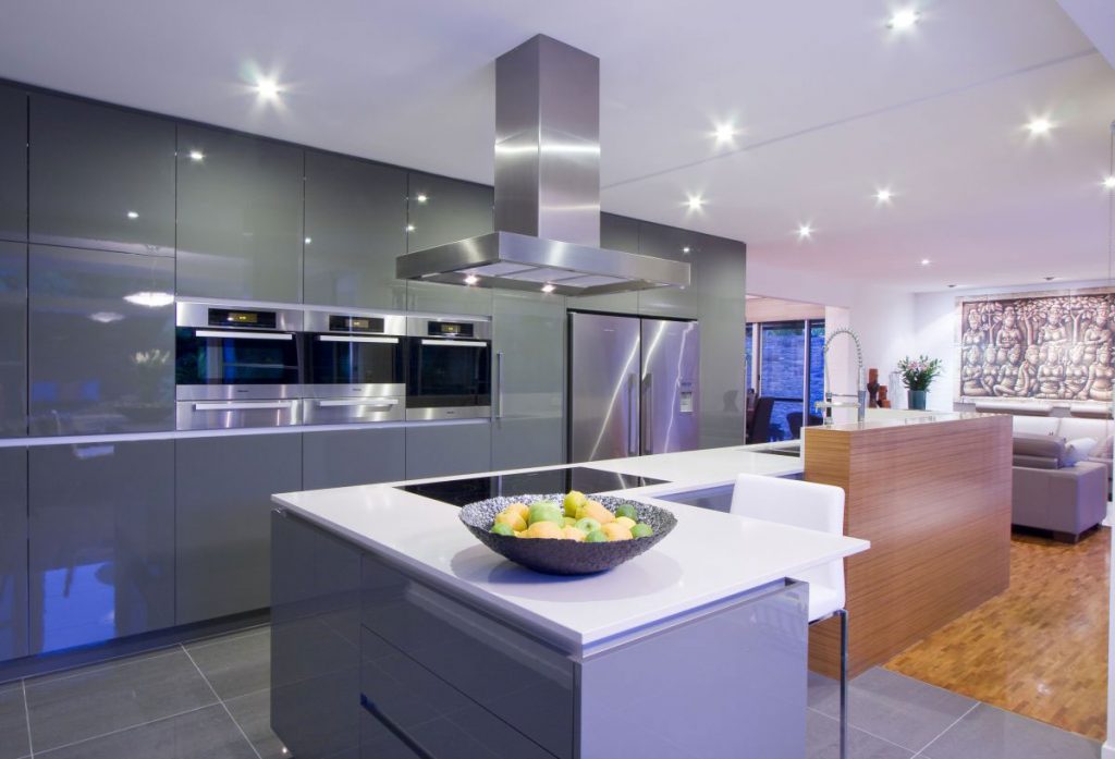Точечное освещение на кухне, совмещенной с гостиной, в современном стиле