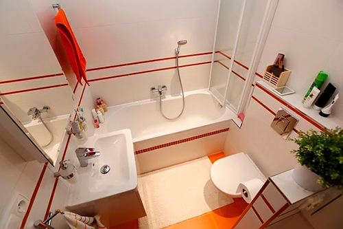 Бело оранжевый дизайн ванной комнаты