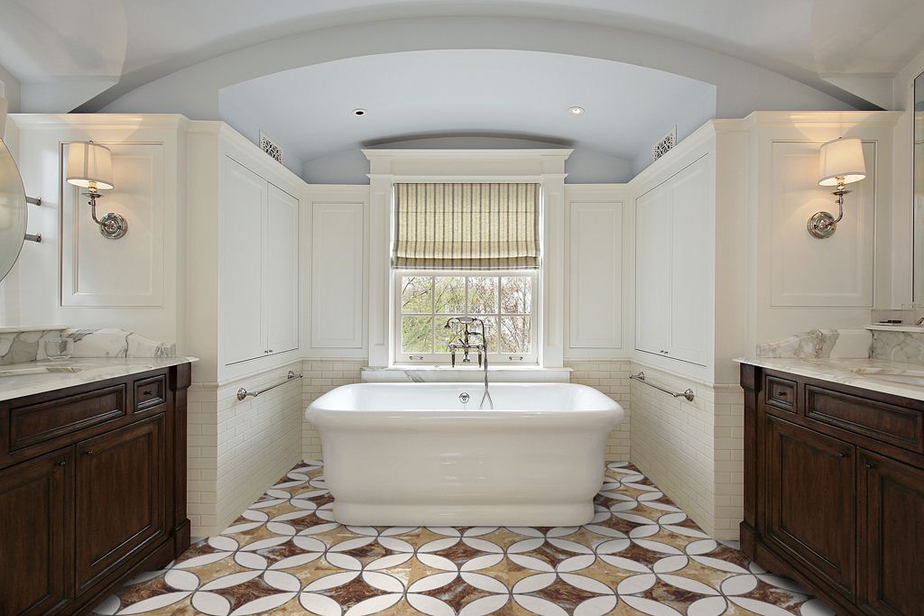 Керамическая плитка с шершавой поверхностью на полу в ванной