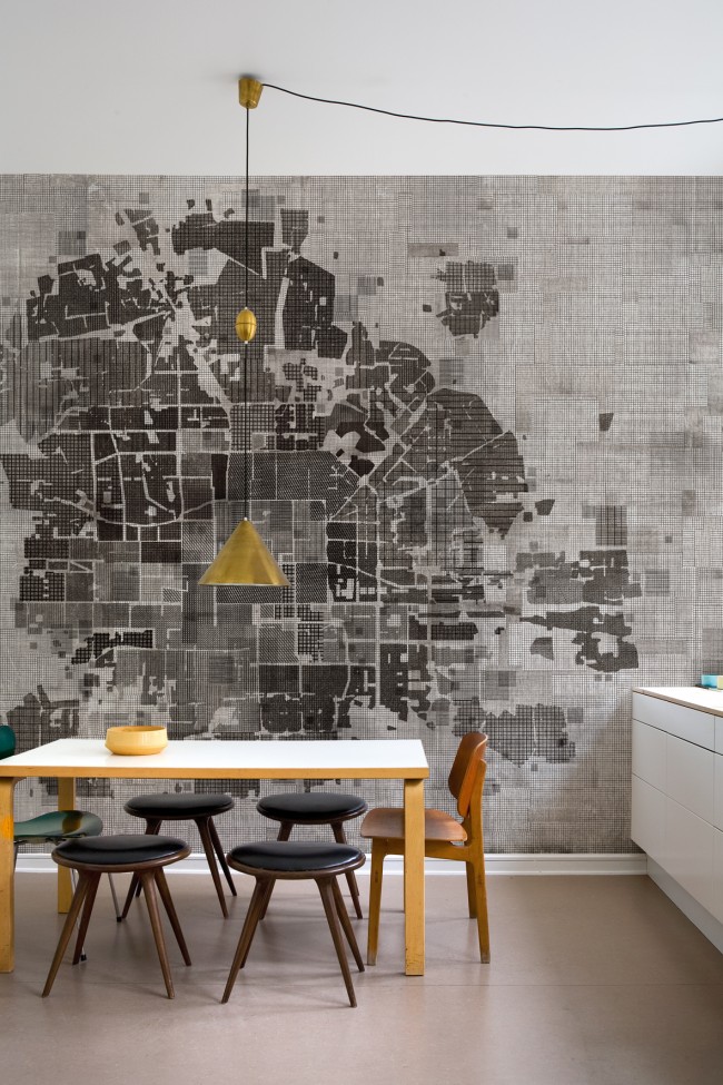 карта города на стене кухни