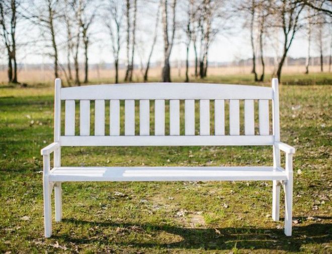 белая деревянная скамейка