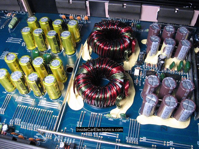 Тороидальный трансформаторы и конденсаторы блока питания внутри усилителя Power Acoustik LT1920/2