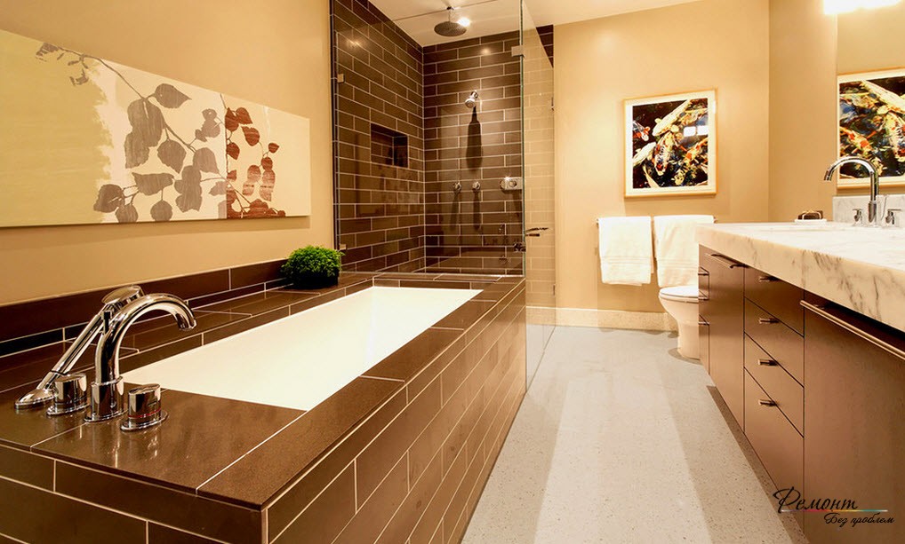Интерьер ванной комнаты выполнен в теплых коричневых тонах