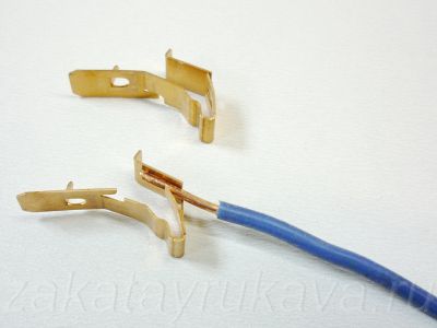 Плоскопружинные контакты патрона G13. На провод давит плоская пружина, одновременно удерживая его от выдергивания.