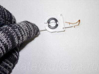 Площадка на плоском контакте, на которую нужно надавить для высвобождения провода.