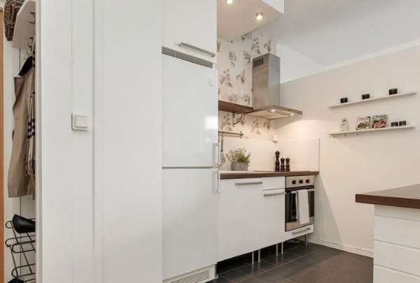 Дизайн маленькой кухни в интерьере квартиры студии в белых тонах