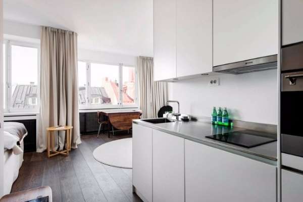 Дизайн кухни в маленькой квартире студии - фото в стиле минимализм