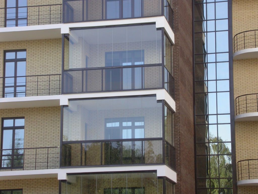 Остекление балконов французскими окнами
