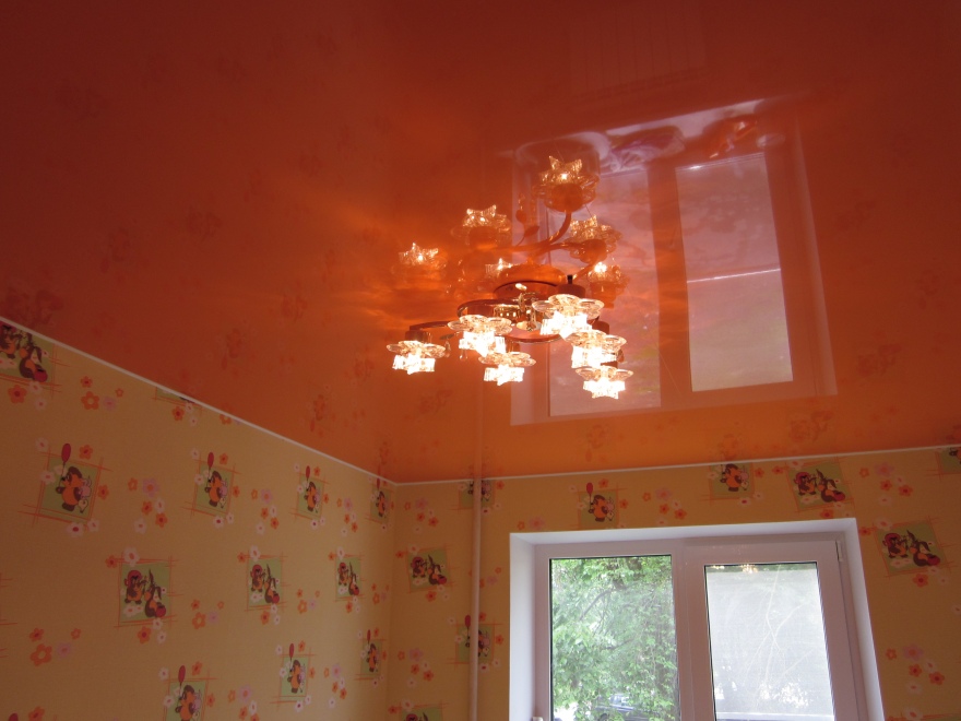 Натяжные потолки – источник вдохновения в доме, позволяющий хозяину грамотно распределить световой поток в жилище небольшой высоты
