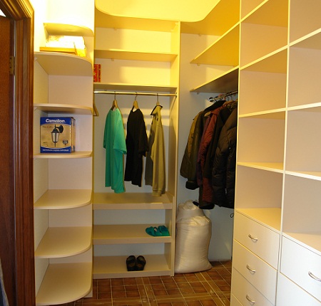 Гардеробная комната площадью 2 кв. м может быть функциональной и практичной, если рационально подобрать и расставить мебель 