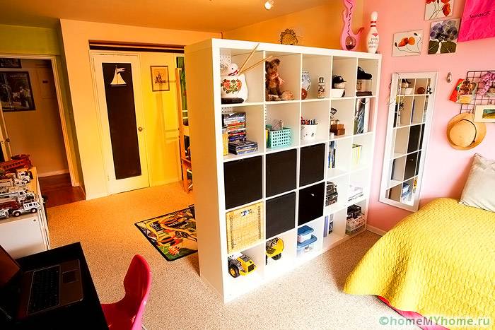 Вместительные шкафы могут использоваться вместо перегородки в детской комнате
