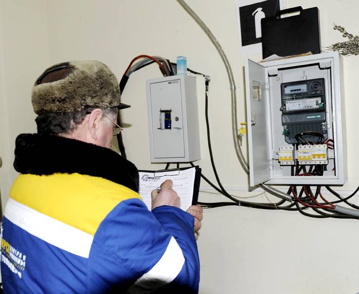 Представители поставщика электроэнергии регулярно проверяют данные измерительных приборов