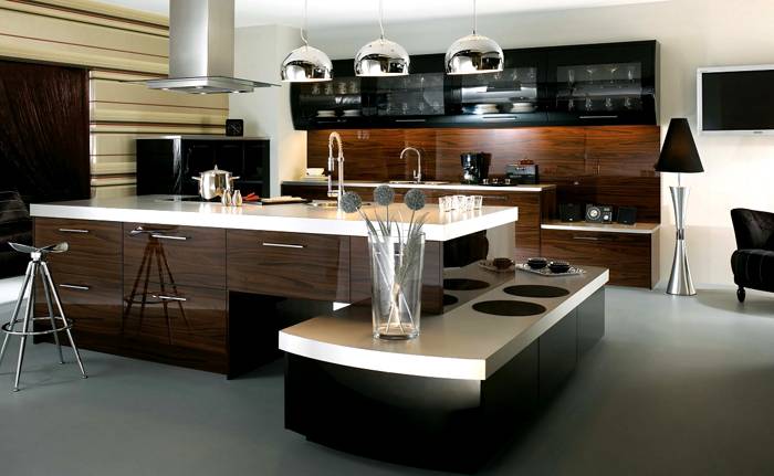 Кухню современную (дизайн и интерьер фото стиля «хай-тек») оснащают соответствующим оборудованием