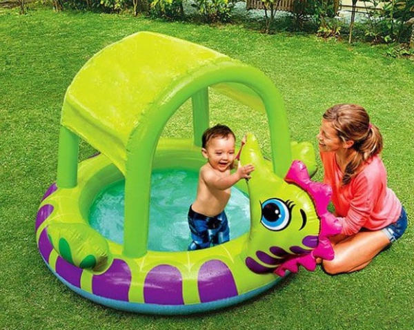 Дети в бассейне обязательно должны быть под присмотром взрослых. Фото с сайта basseyn77.ru