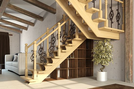 Деревянная лестница с коваными элементами