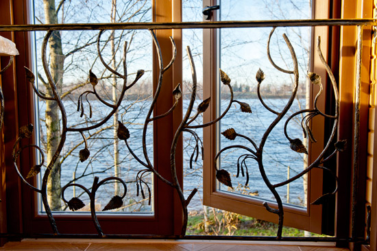 Решетка на окно с украшением
