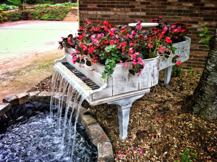 старое пианино с водопадом