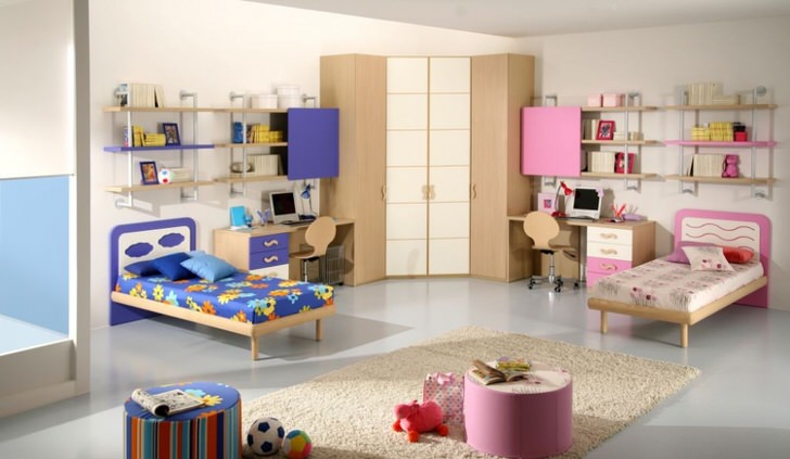Детская комната оформлена в синем и розовом цветах. Идеальный вариант дизайна комнаты для девочки и мальчика.