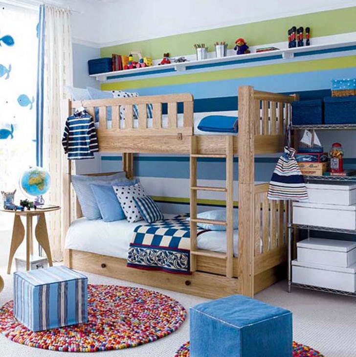 Небольшая детская комната для мальчиков оформлена в скандинавском стиле.