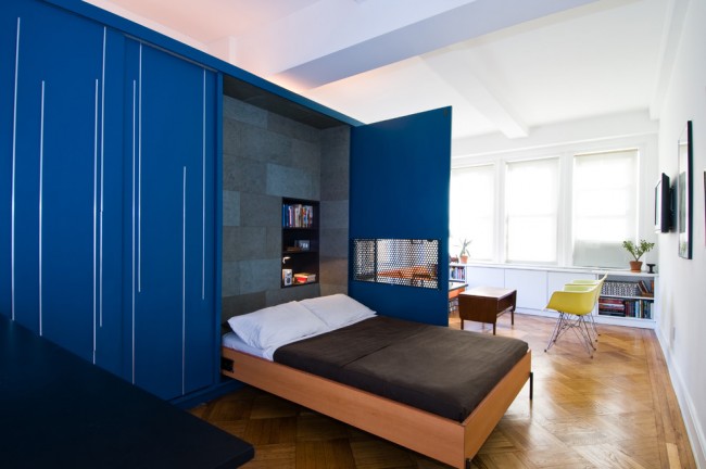 Стенка синего цвета со спальным местом