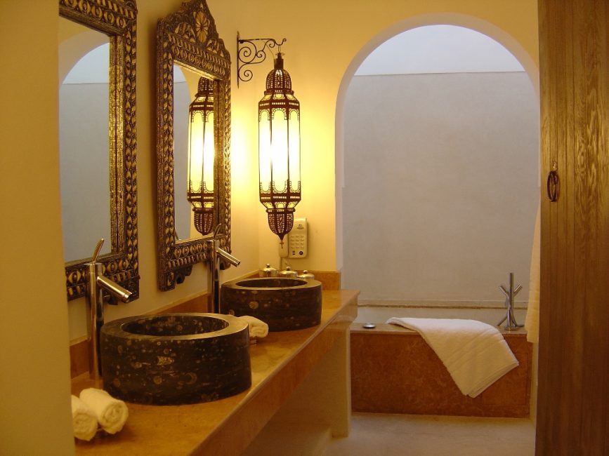 Марокканский стиль в интерьере ванной с аркой