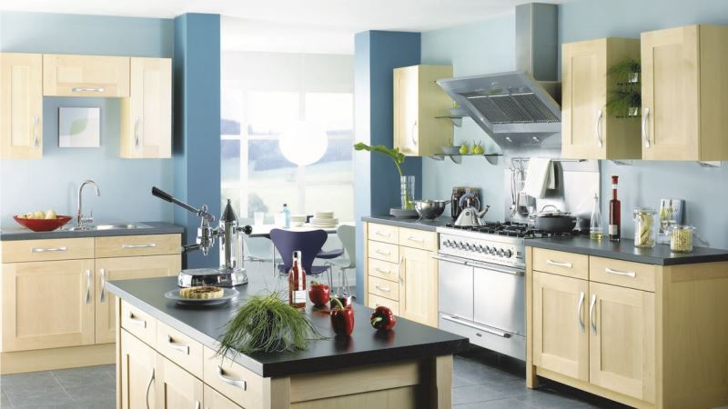 синие обои в кухне