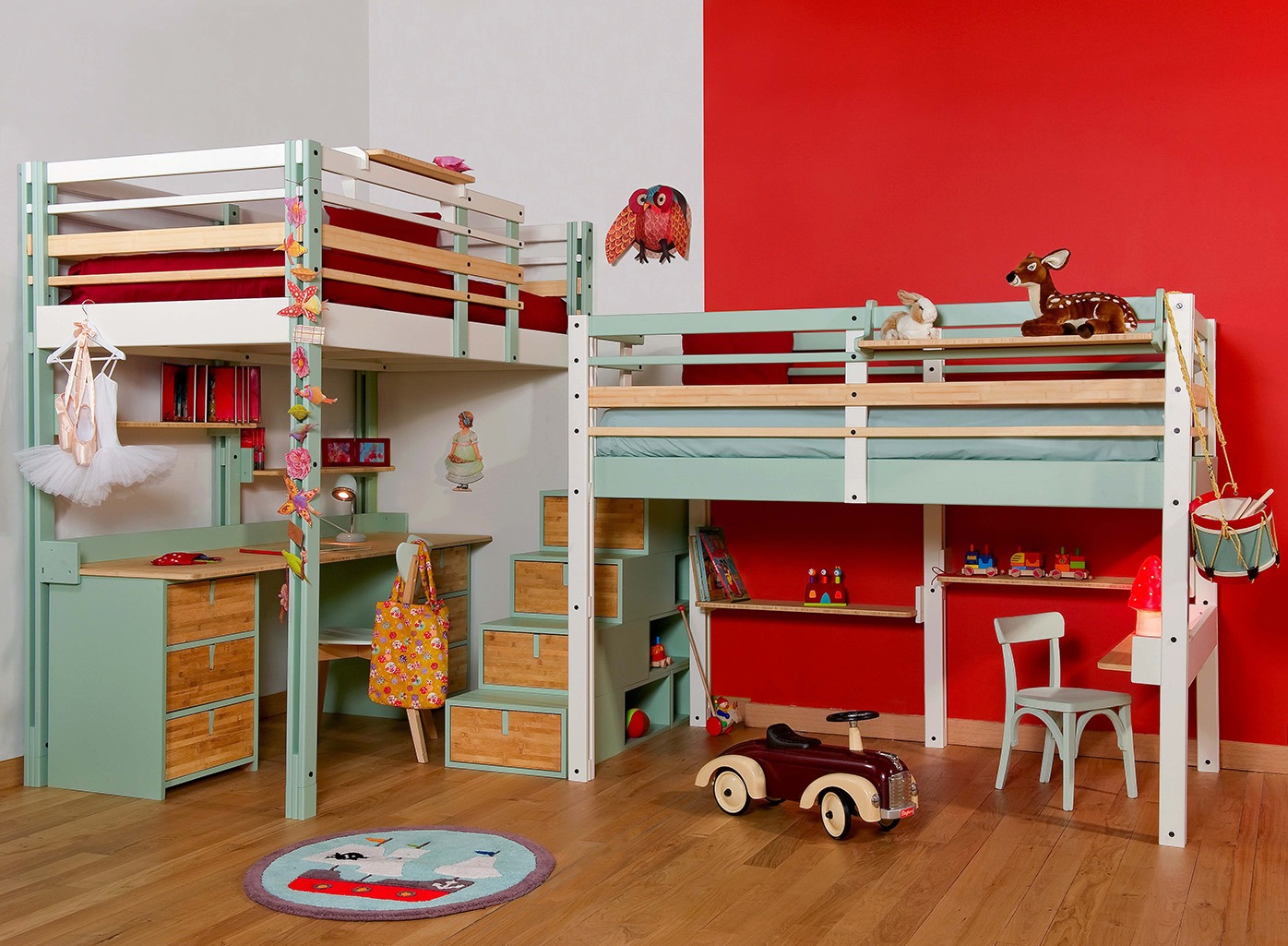 Детская комната для двух мальчиков с деревянной мебелью